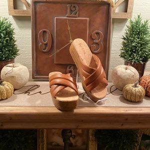 Korks Faithe tan wedge platform sandals, size 8, NWT